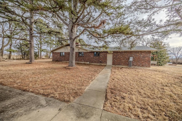 single story home featuring a front yard