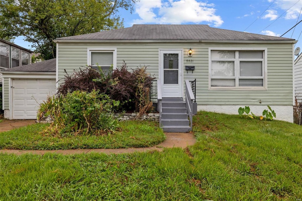 view of front facade with a front yard