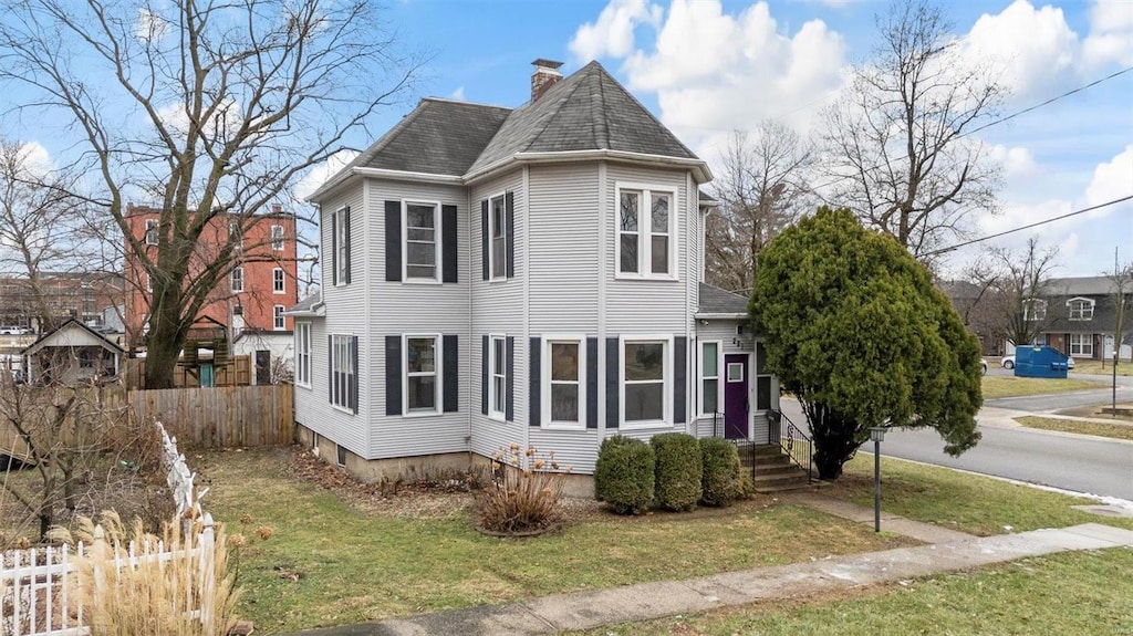 view of front of home featuring a front yard