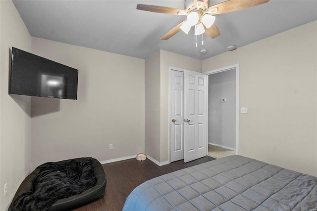 bedroom featuring ceiling fan, dark hardwood / wood-style floors, and a closet