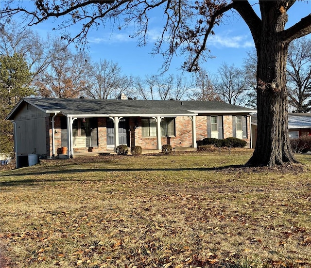 single story home with a front yard