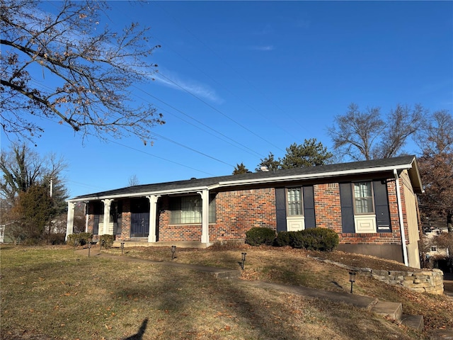 ranch-style home featuring a front lawn