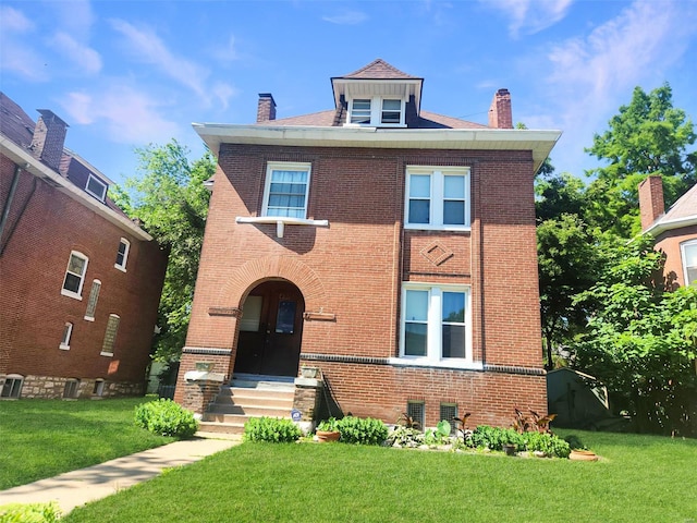 view of front of house featuring a front lawn