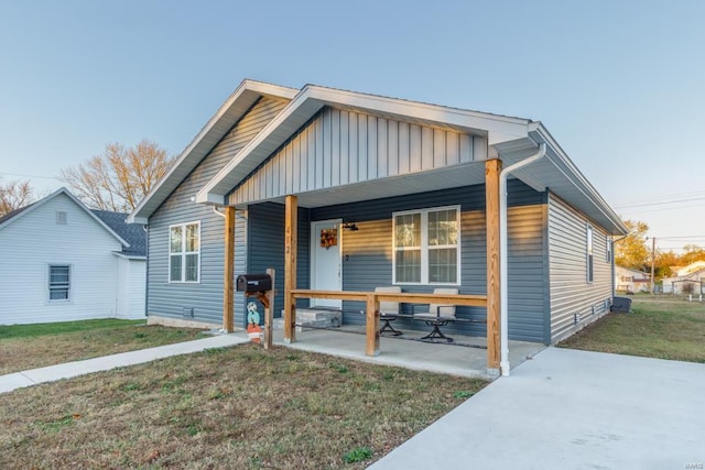 view of front facade with a porch and a front yard