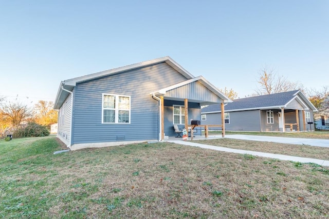 view of front of home with a porch and a front lawn