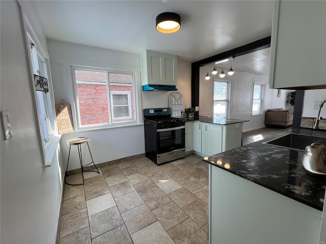 kitchen featuring sink, decorative light fixtures, stainless steel range with gas cooktop, and kitchen peninsula