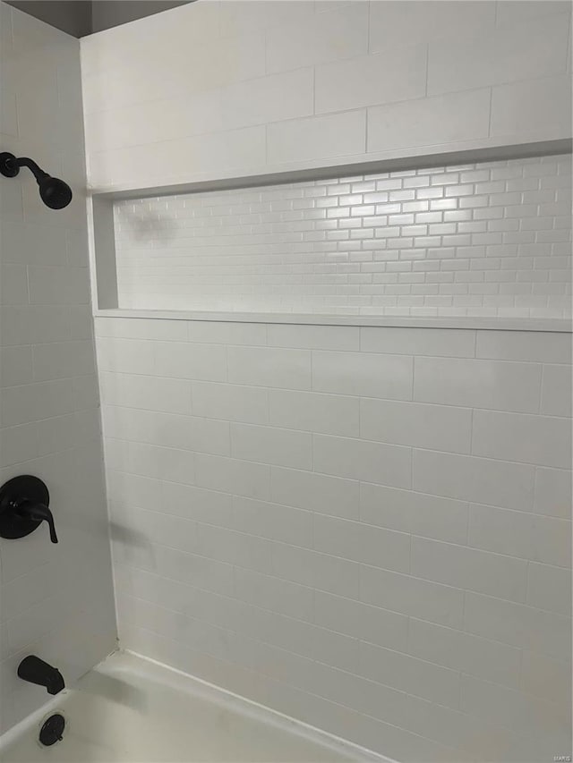 bathroom featuring tiled shower / bath combo