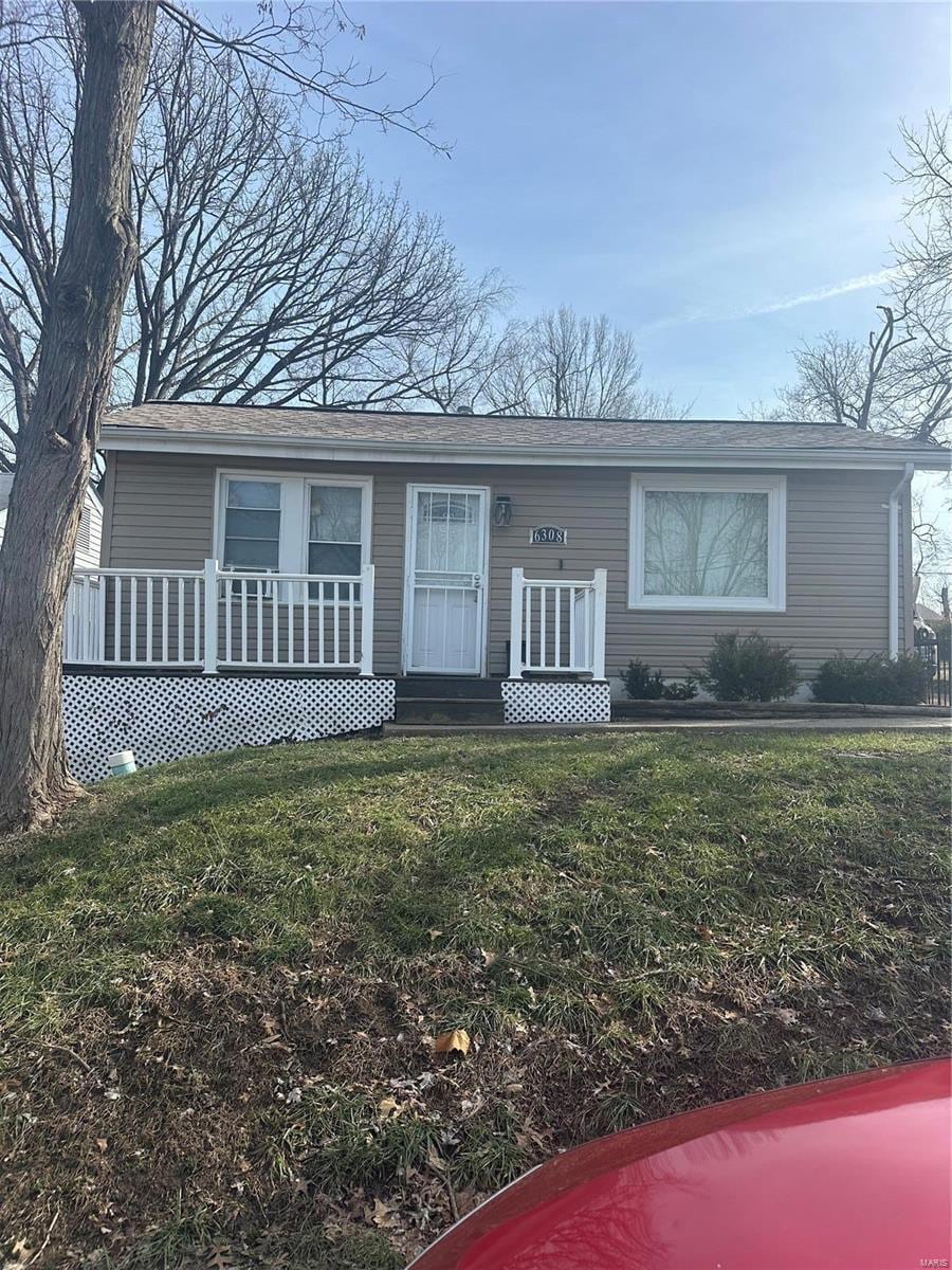 view of front of house with a front yard