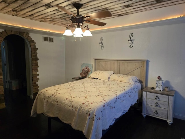 bedroom featuring ceiling fan