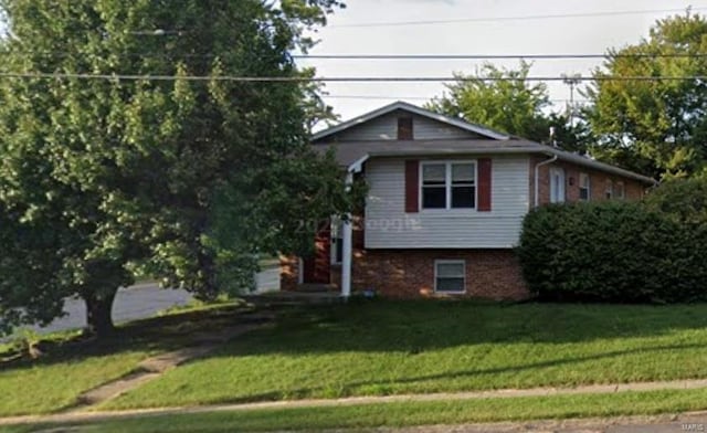 view of front of house with a front lawn