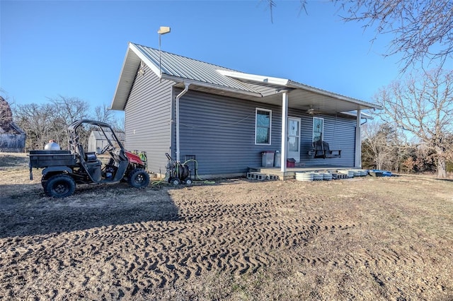 view of front of home with covered porch and a front lawn