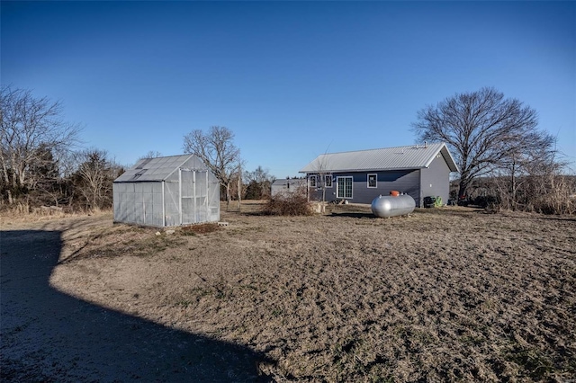 view of yard with an outdoor structure