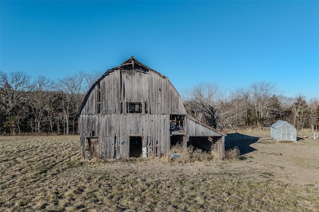 view of outdoor structure featuring a yard