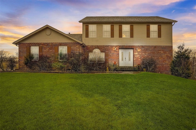 front of property featuring a lawn