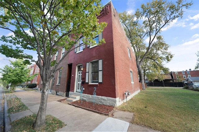 view of front of house featuring a front lawn