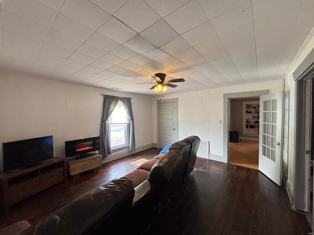 living room featuring dark wood-type flooring and ceiling fan