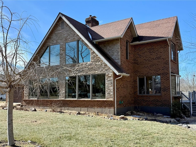 view of side of property featuring a lawn