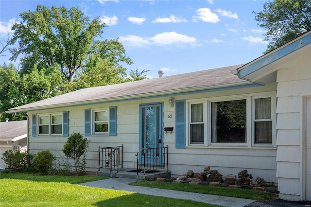 single story home featuring a front lawn