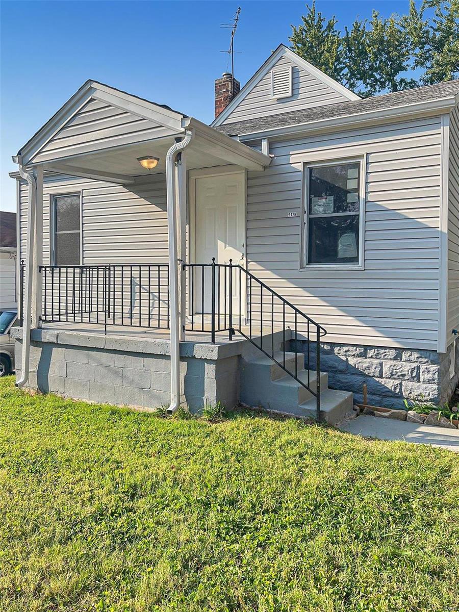 view of front of property with a front yard