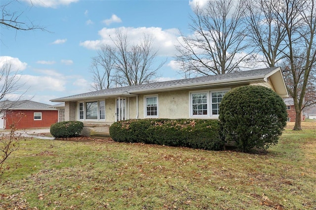 ranch-style house featuring a front yard