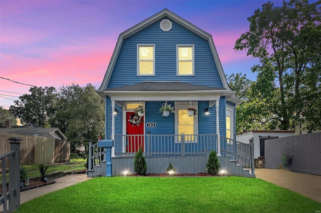 view of front of property featuring a yard