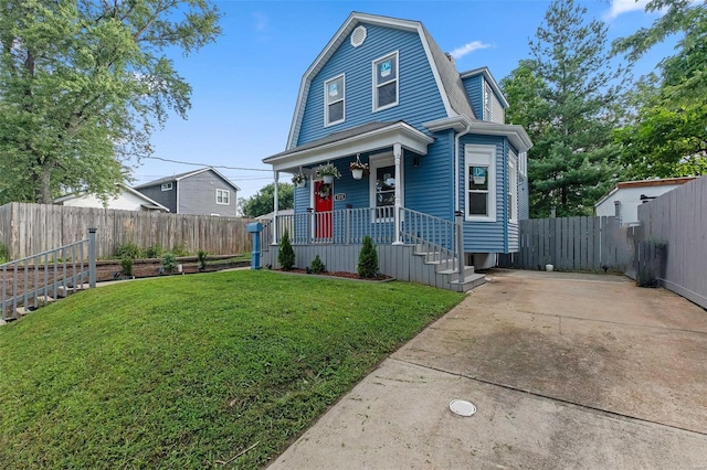 view of front of property featuring a front lawn and covered porch