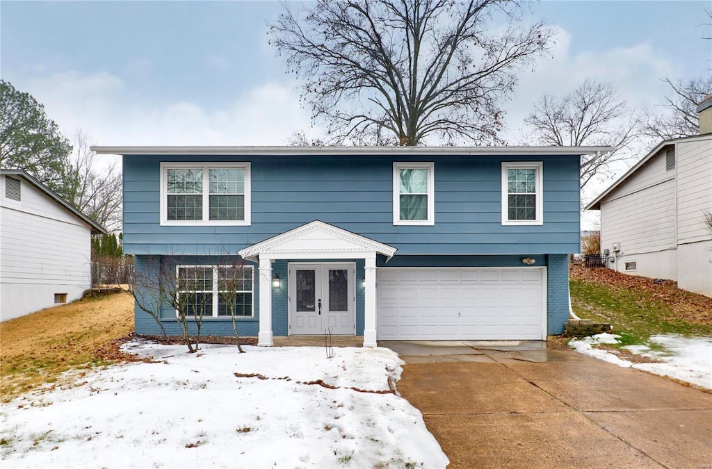 view of front facade featuring a garage