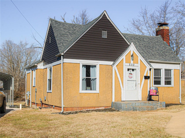 view of front of property with a front lawn