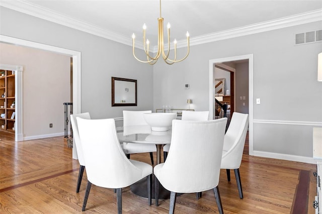 dining area featuring light wood-style floors, visible vents, ornamental molding, and baseboards