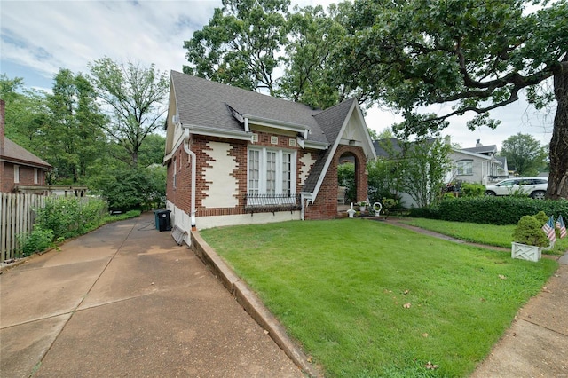 view of front of house featuring a front lawn