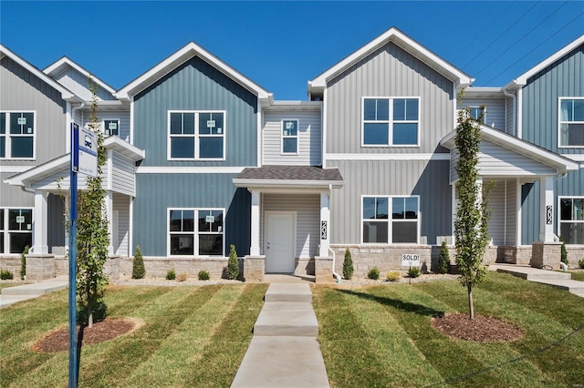 view of front of home featuring a front lawn