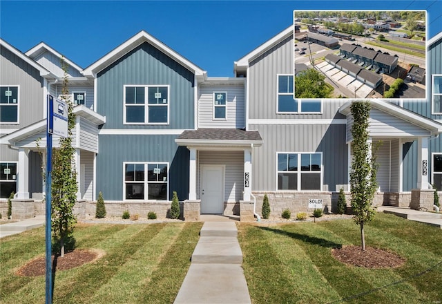 view of front of house featuring a front yard