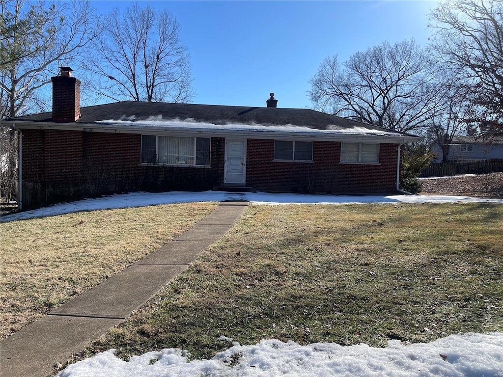 single story home with a front lawn