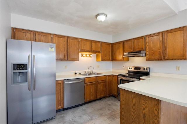 kitchen featuring sink, stainless steel appliances, and kitchen peninsula