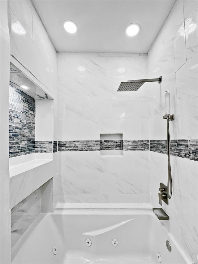 bathroom featuring tiled shower / bath combo