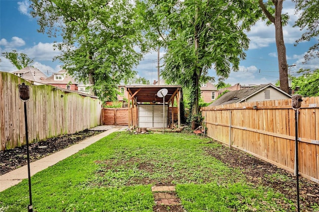 view of yard featuring an outbuilding