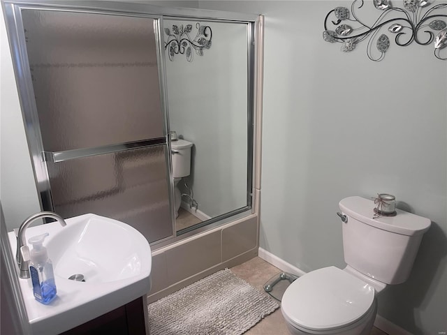 full bathroom with bath / shower combo with glass door, vanity, and toilet