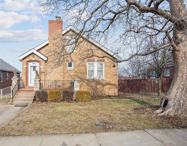 view of front facade featuring a front yard