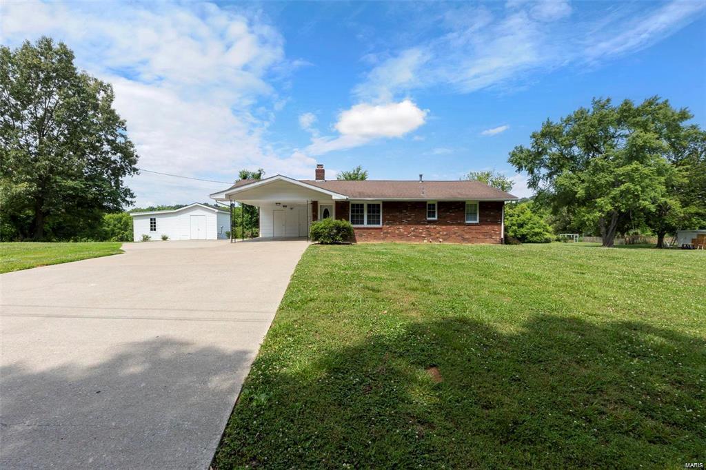 single story home featuring a front yard