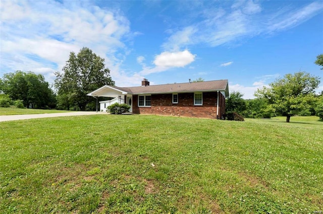 view of front of property featuring a carport and a front yard