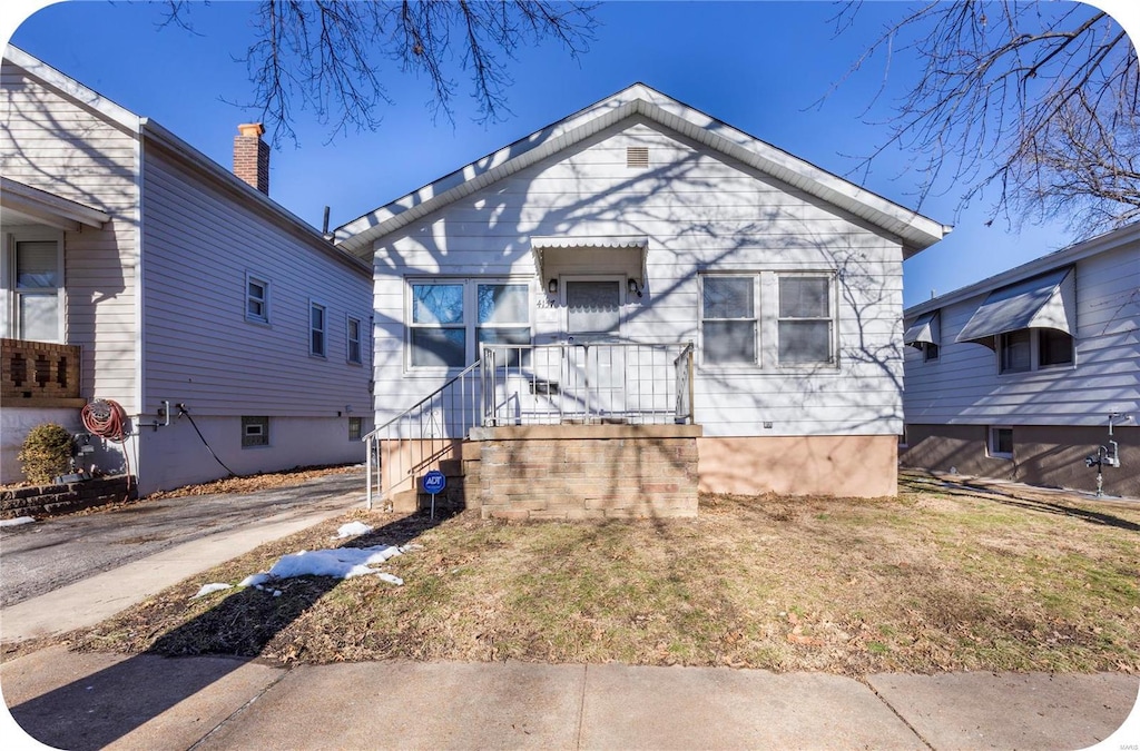 view of front of property with a front yard