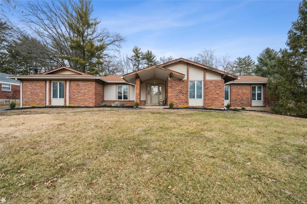 ranch-style house featuring a front lawn