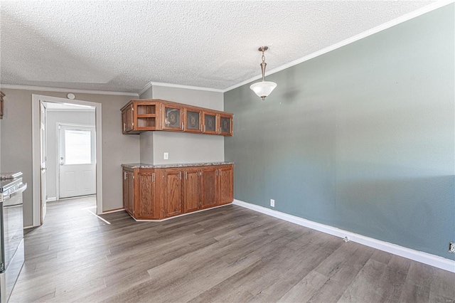 kitchen with hardwood / wood-style flooring, crown molding, white range oven, and decorative light fixtures