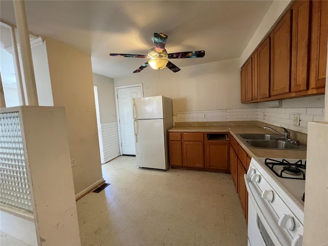 kitchen featuring sink, white appliances, decorative backsplash, and ceiling fan