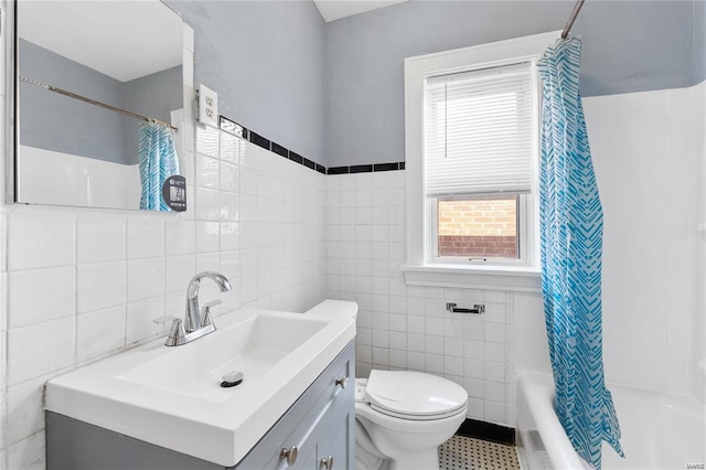 full bathroom featuring tile walls, plenty of natural light, toilet, and shower / tub combo with curtain