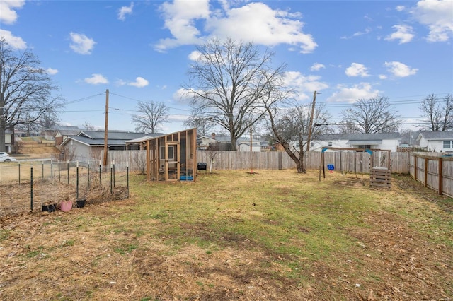 view of yard with an outdoor structure