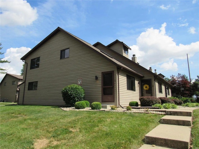 view of front of house featuring a front lawn