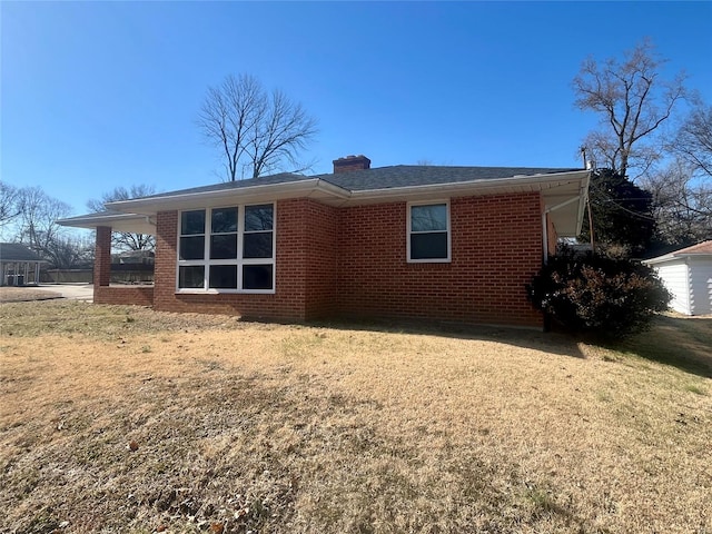 view of front facade with a front yard