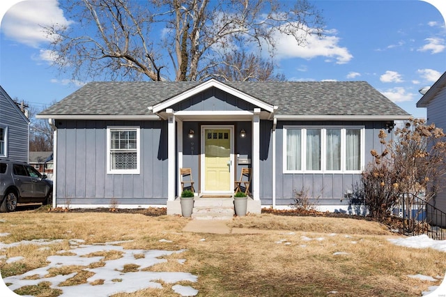 view of front of home featuring a front yard