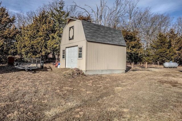 view of outdoor structure featuring a garage and a yard